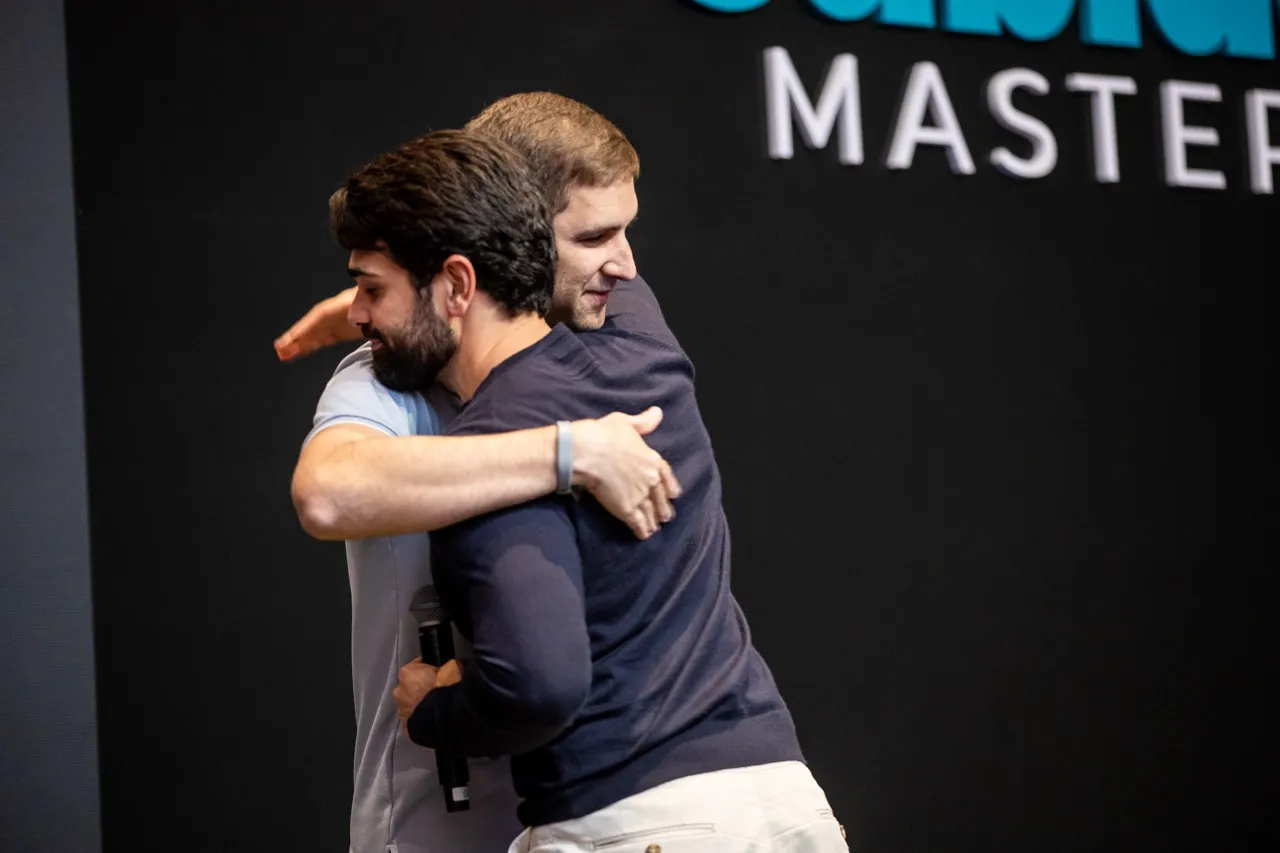 Cássio Prado sendo cumprimentado no palco do Subido Master