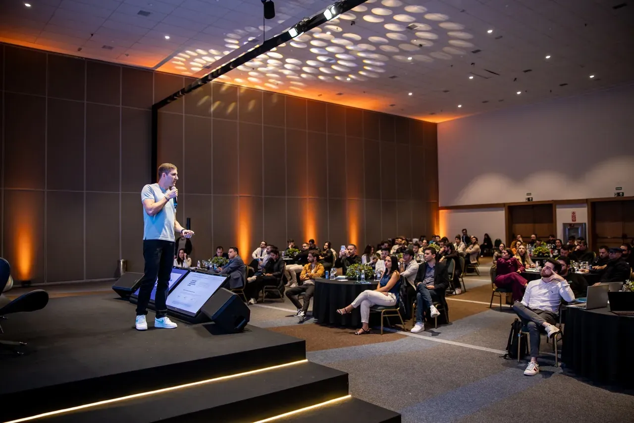 Auditório lotado durante palestra de Cássio Prado